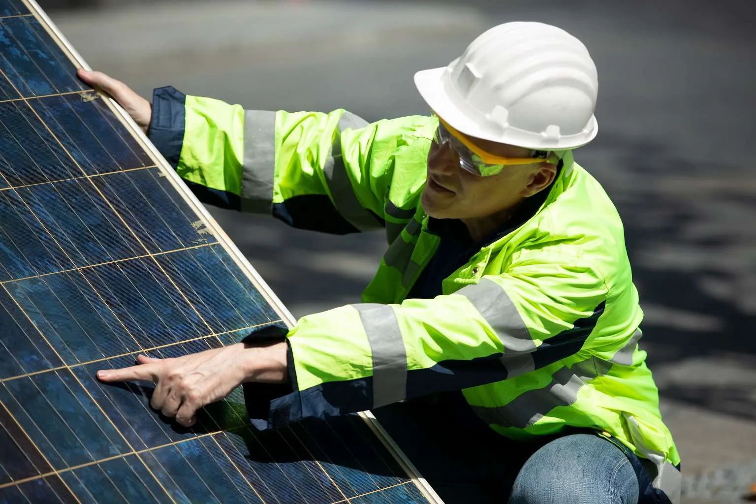 Instalación de paneles solares en edificios